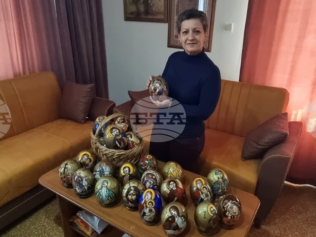 Икони, рисувани върху щраусови яйца, създава художничка от Кърджали