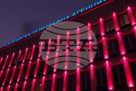 Българска телеграфна агенция - фасада - червено осветление