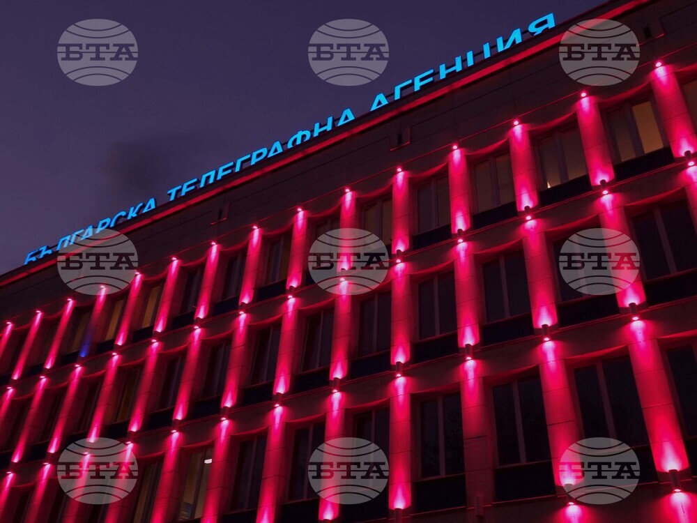 Българска телеграфна агенция - фасада - червено осветление