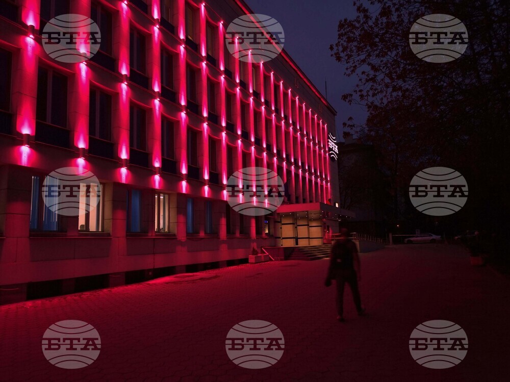 Българска телеграфна агенция - фасада - червено осветление