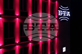 Българска телеграфна агенция - фасада - червено осветление