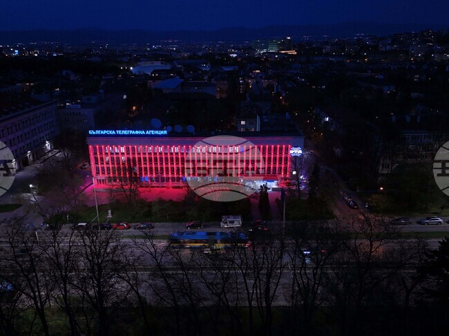 Българска телеграфна агенция - фасада - червено осветление