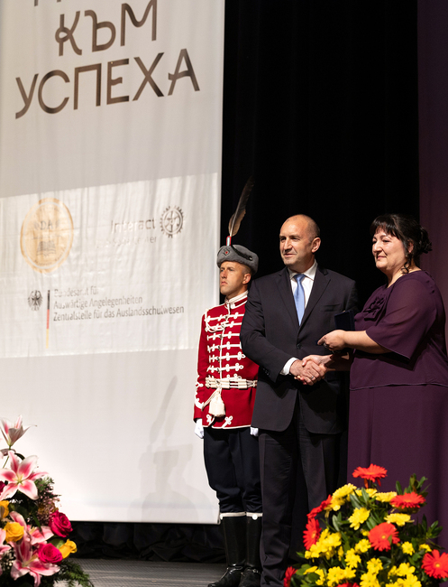 Президентът Румен Радев удостои 91-ва Немска езикова гимназия с президентски плакет „Св. Св. Кирил и Методий“
