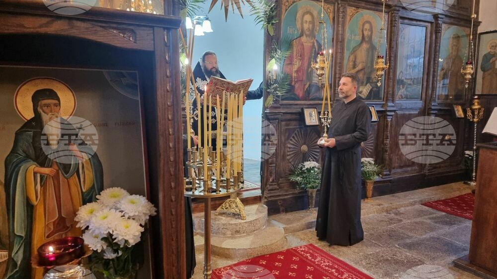 На Велики четвъртък Епископ Висарион оглави богослужението Последование на 12-те Евангелия в храм „Св. Дух“ в Смолян