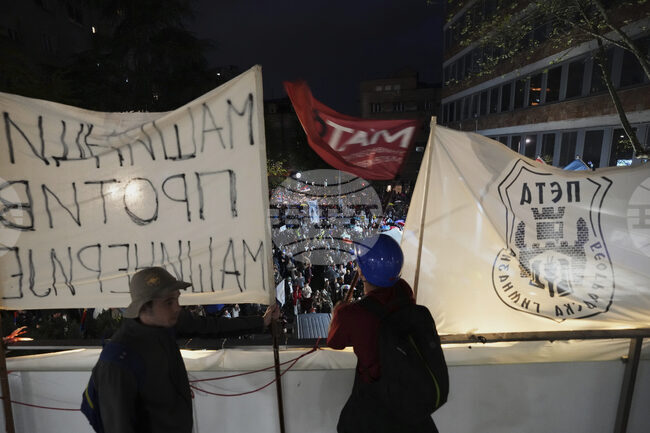 Студентите скандират по улиците на Белград с призив гражданите да ги подкрепят за блокадата на РТС