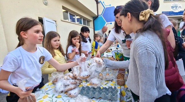 Децата от Частно основно училище „Цар Симеон Велики“ в Банкя събраха 5300 лв. на великденски базар, средствата ще дарят на пострадалите при пожара в Кочани