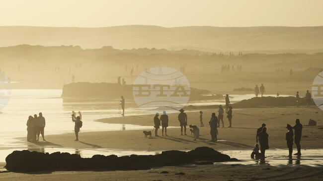 Микроби в крайбрежните пясъци могат да възпрепятстват усилията за борба с климатичните промени, смятат учени