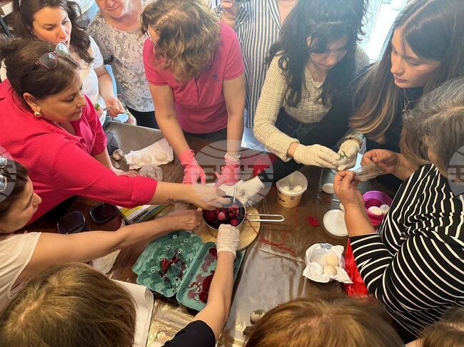 В Одрин отбелязаха традицията на Велики четвъртък, боядисаха червени яйца и замесиха козунаци