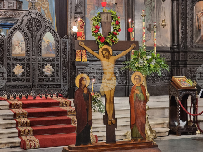 На Велики петък вярващите във Варна се покланят пред жертвата на Христос 