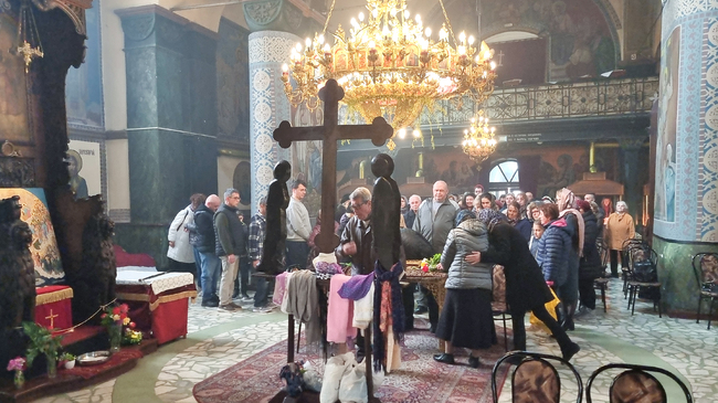 Миряни изпълниха храмовете в Добрич, за да минат под плащаницата на Разпети петък