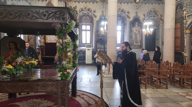 Десетки миряни се поклониха пред Христовата плащаница в катедралния храм "Свето успение Богородично" в Пазарджик