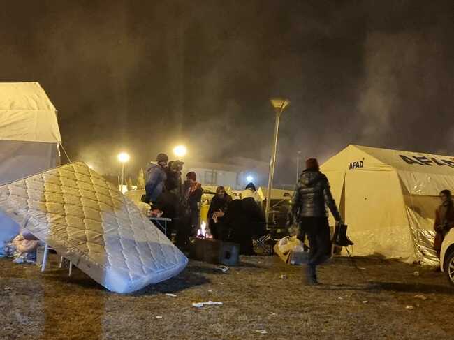 Десетки хиляди хора ще прекарат поредна нощ на открито в тежко пострадалия от земетресенията турски град Нурдагъ