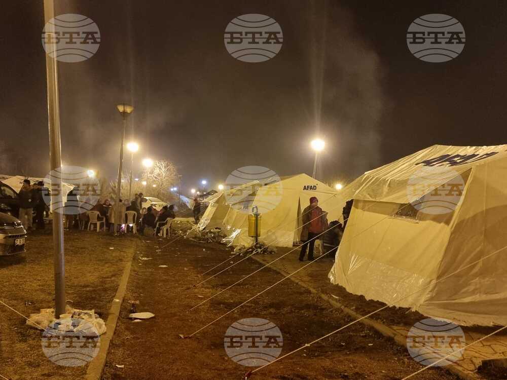 Турция - земетресение - Нурдагъ - бедстващи хора - палатков лагер