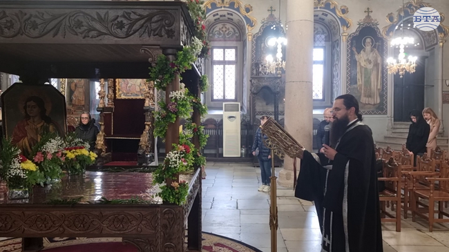 Десетки миряни се поклониха пред Христовата плащаница в катедралния храм "Свето успение Богородично" в Пазарджик