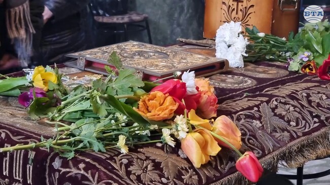 Миряни изпълниха храмовете в Добрич, за да минат под плащаницата на Разпети петък