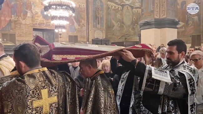 На Велики петък вярващите във Варна се покланят пред жертвата на Христос