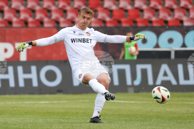 Вратарят на Ботев (Пловдив) е пред трансфер в Германия