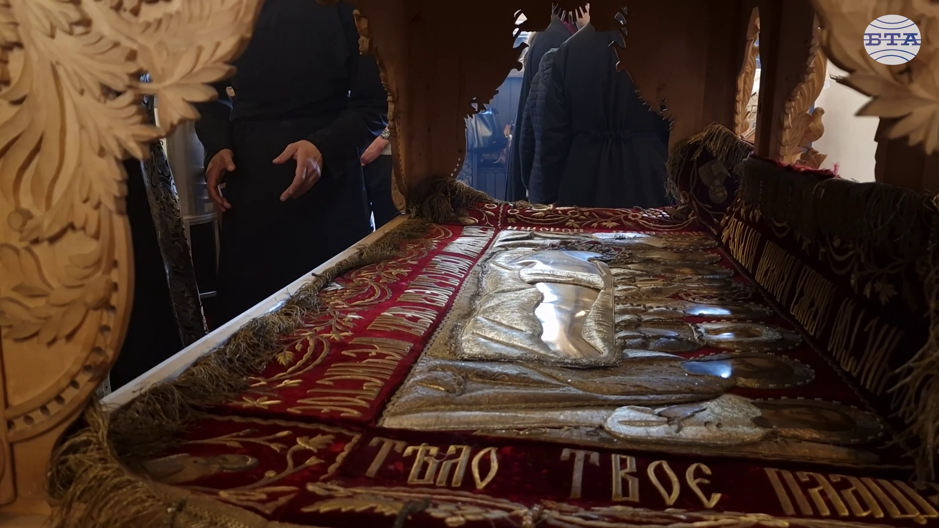 Миряните минаха за благослов под плащаницата в храмовете на Разпети петък в Хасково Миряните минаха за благослов под плащаницата в храмовете на Разпети петък в Хасково