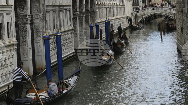 Гондолиери събраха тонове боклук от каналите във Венеция