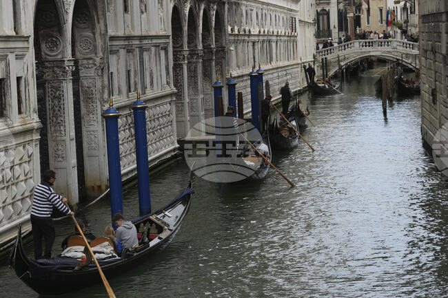 Гондолиери събраха тонове боклук от каналите във Венеция