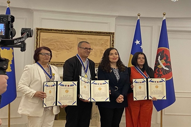 КосоваПрес: Османи награди с медали оцелелите от сексуално насилие: „Вие сте гласът на истината, който чака справедливост“