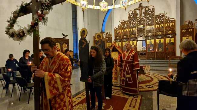 Десетки вярващи се събраха тази вечер в храм "Свети Висарион Смолeнски" в Смолян и се поклониха пред жертвата на Христос