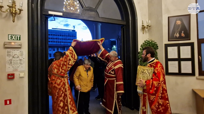 Десетки вярващи се събраха тази вечер в храм "Свети Висарион Смолeнски" в Смолян и се поклониха пред жертвата на Христос