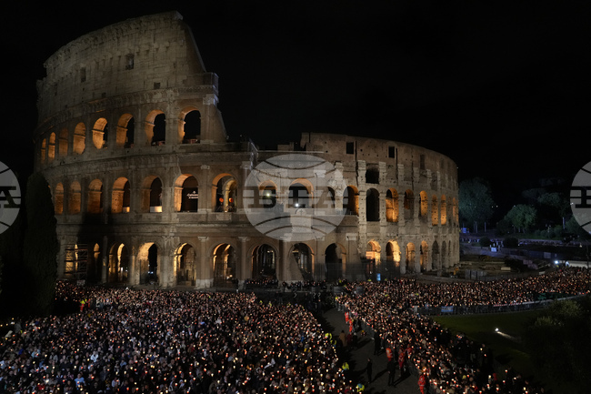Папа Франциск, все още възстановяващ се, пропусна ежегодна процесия в Рим за Разпети петък