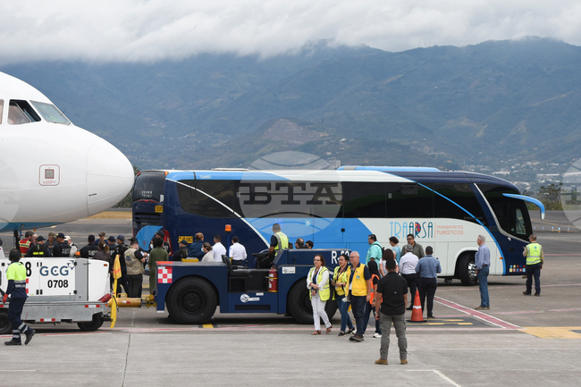 Тръмп е поискал от Сърбия и други балкански страни да приемат депортирани от САЩ мигранти, съобщава Блумбърг