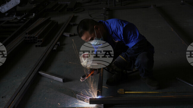 Печалбите на индустриалните предприятия в Китай спадат през ноември за втори пореден месец заради отслабващо търсене