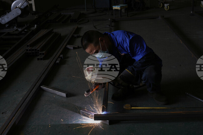 Печалбите на индустриалните предприятия в Китай спадат през ноември за втори пореден месец заради отслабващо търсене