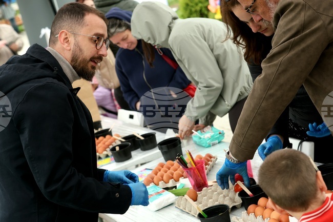 Великденски празник - „Голямото великденско боядисване на яйца“