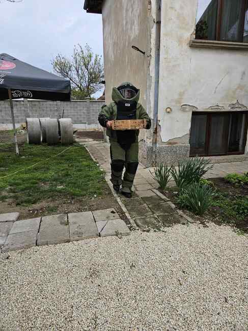 Ръчна граната, открита при изкопни работи в Кнежа, бе унищожена от специализиран екип на Сухопътните войски 