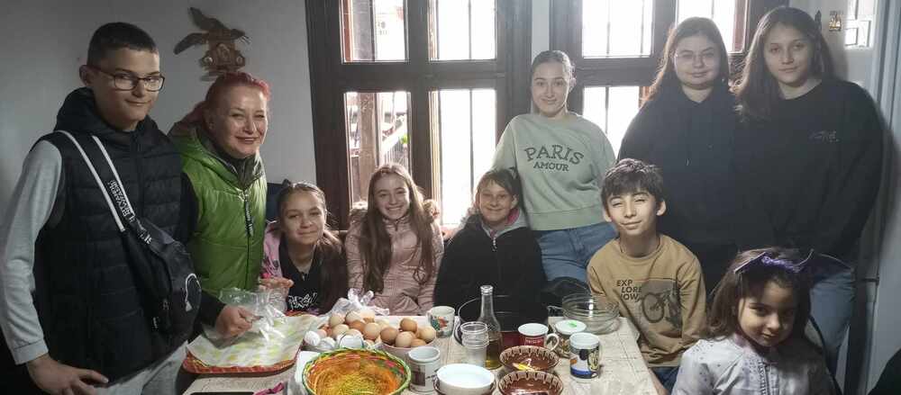 На Велика събота деца от неделното училище в Търговище боядисваха яйца и подредиха свои картини в изложба за Възкресение