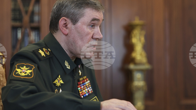 Началникът на Генералния щаб на Русия генерал Валерий Герасимов посети войници, сражаващи се в Източна Украйна 