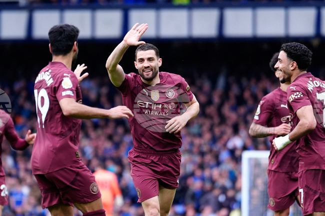 Манчестър Сити победи Евертън с два късни гола и увеличи шансовете си за класиране в топ 5 в Англия