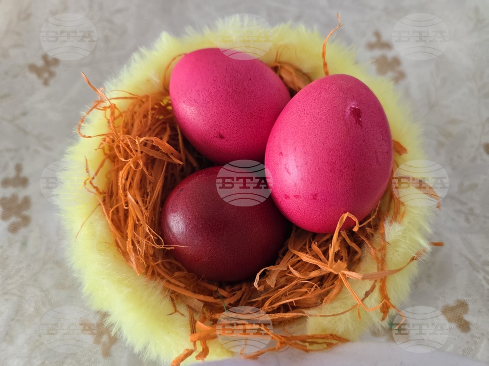 С масово боядисване на яйца в петричкото село Генерал Тодоров се приготвят за Великден 