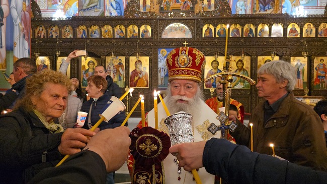 Ловчанският митрополит Гавриил оглави празничната литургия в катедралния храм „Св. св. Кирил и Методий“ в Ловеч и възвести Христовото Възкресение