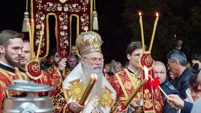 Хиляди миряни изпълниха катедралния храм "Успение Богородично" в Пловдив, за да посрещнат Христовото Възкресение