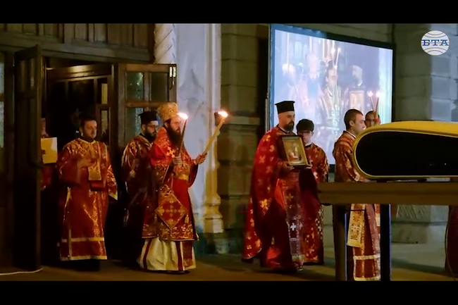 Стотици миряни посрещнаха Великден пред храм “Св. св. Кирил и Методий“ в Бургас