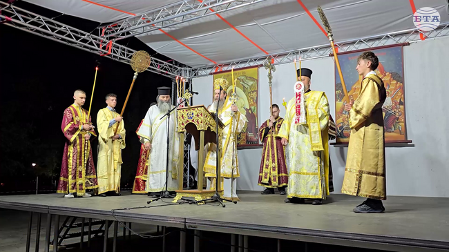 Хиляди вярващи посрещнаха Възкресение Христово в Гоце Делчев с думите: „Христос воскресе!“