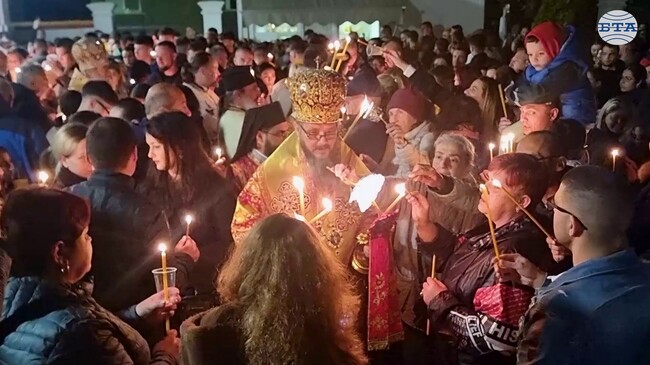 Стотици вярващи посрещнаха Христовото Възкресение в катедралния храм "Св. св. първоапостоли Петър и Павел" в Силистра