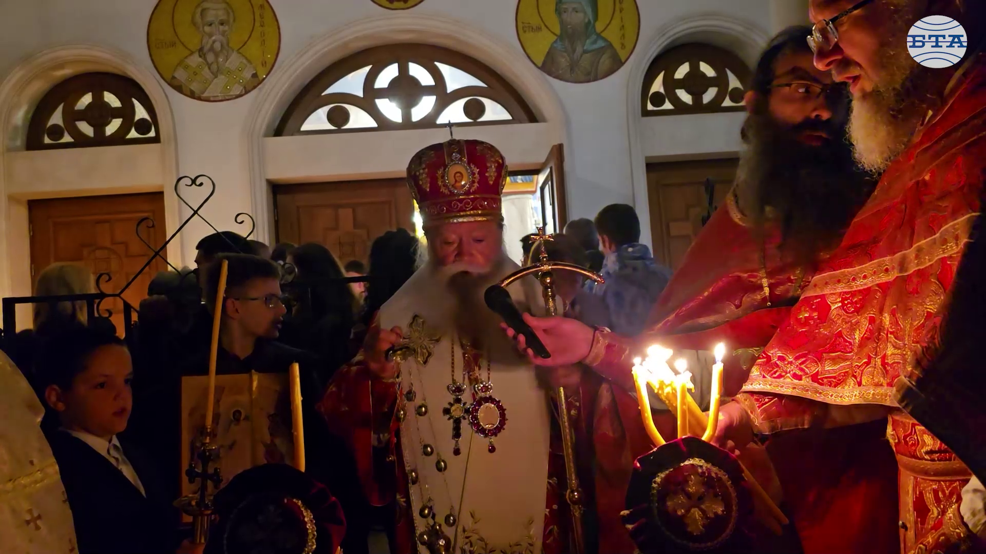 Ловчанският митрополит Гавриил оглави празничната литургия в катедралния храм „Св. св. Кирил и Методий“ в Ловеч и възвести Христовото Възкресение Ловчанският митрополит Гавриил оглави празничната литургия в катедралния храм „Св. св. Кирил и Методий“ в Ловеч и възвести Христовото Възкресение