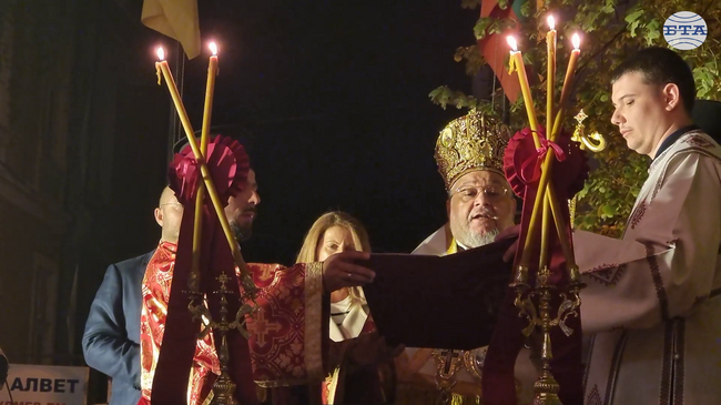 Стотици жители и гости на Стара Загора посрещнаха Възкресение Христово в двора на катедралния храм „Св. Николай Мирликийски Чудотворец“