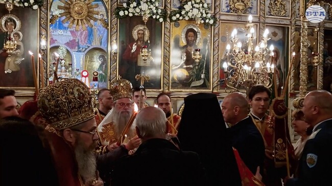 Хиляди миряни изпълниха катедралния храм "Успение Богородично" в Пловдив, за да посрещнат Христовото Възкресение