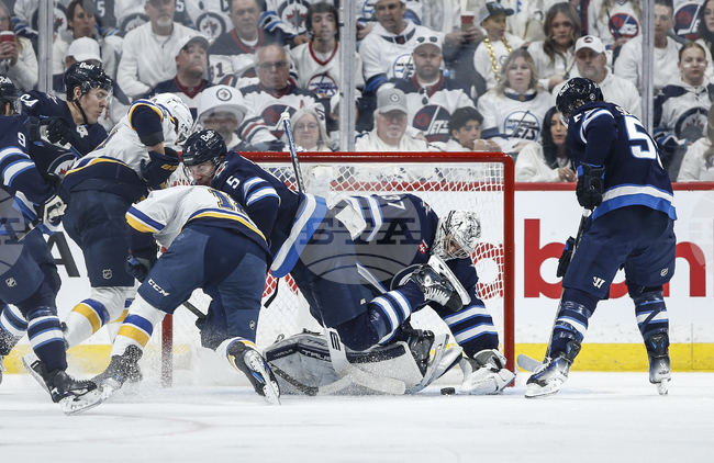 Уинипег и Колорадо записаха успехи на старта на плейофите в НХЛ