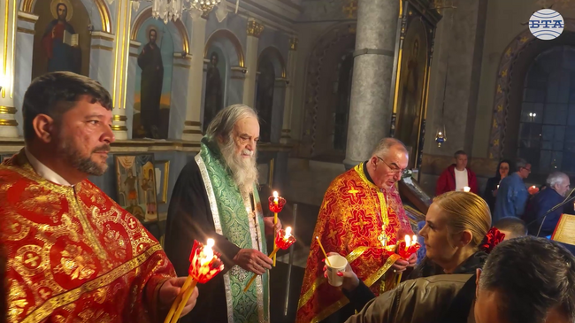 Стотици плевенчани и гости на града посрещнаха Възкресение Христово пред храм „Света Параскева“