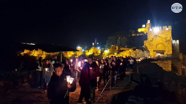 Хиляди вярващи във Велико Търново отпразнуваха Възкресението Христово с Пасхално богослужение на хълма Царевец