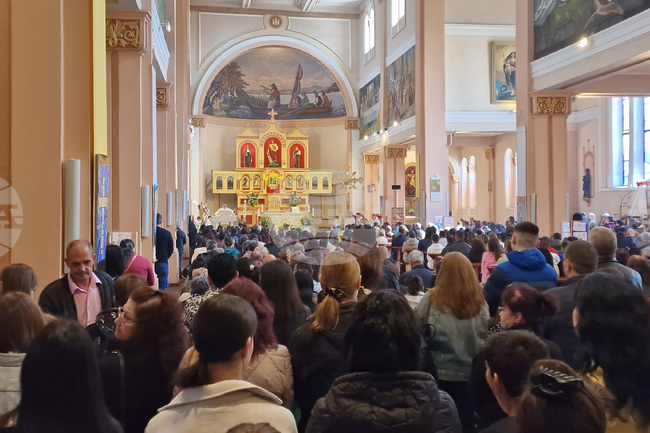 Енорийският храм „Пресвето сърце Исусово" в Раковски събра стотици на Великден