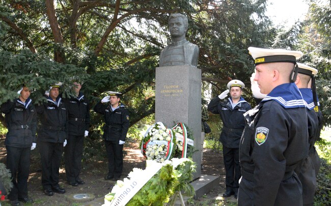С поднасяне на венци и цветя пред паметника на Георги Бенковски във Варна отбелязаха 149 години от Априлското въстание